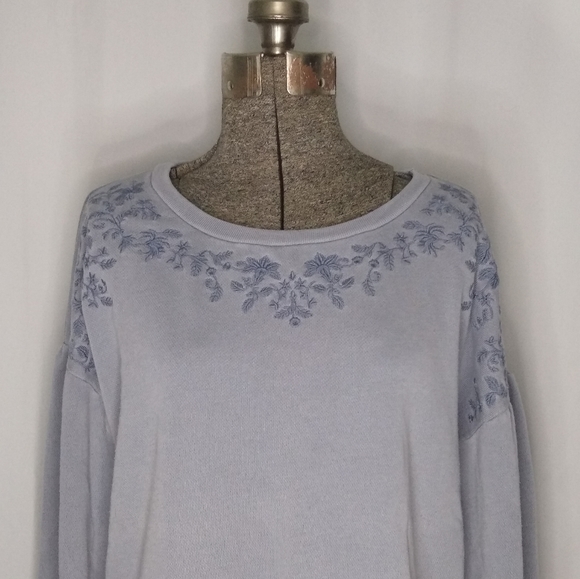 American Eagle light blue embroidered sweatshirt - Picture 2 of 14